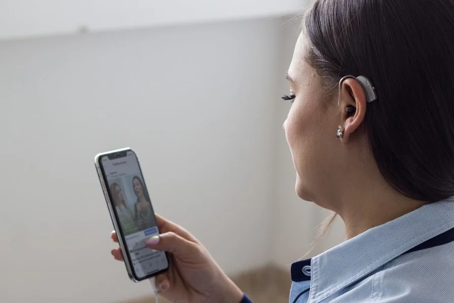 Mujer probando sus nuevos audiófonos para personas con perdida auditiva