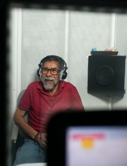 hombre revisando su pérdida de la audición