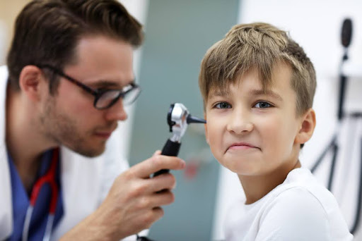 niño en revisión médica
