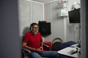 Señor haciéndose un examen sobre pérdida de la audición