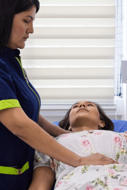 Médica inspeccionando salud auditiva