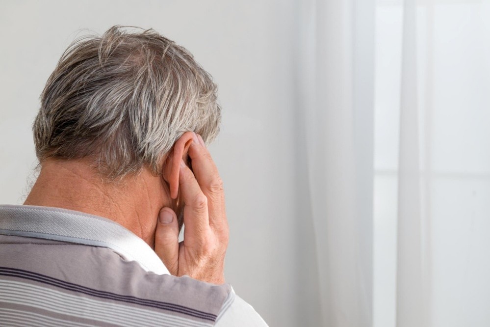 Hombre con pérdida auditiva
